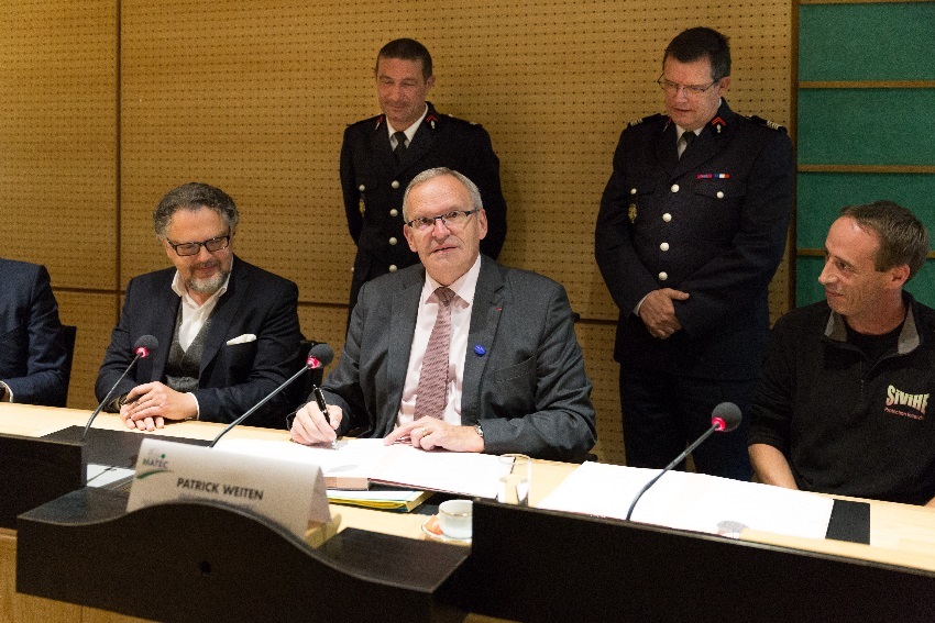 Signature des marchés de contrôle des poteaux et bouches incendies pour la période 2019-2021 par M. Le Président du Département de la Moselle